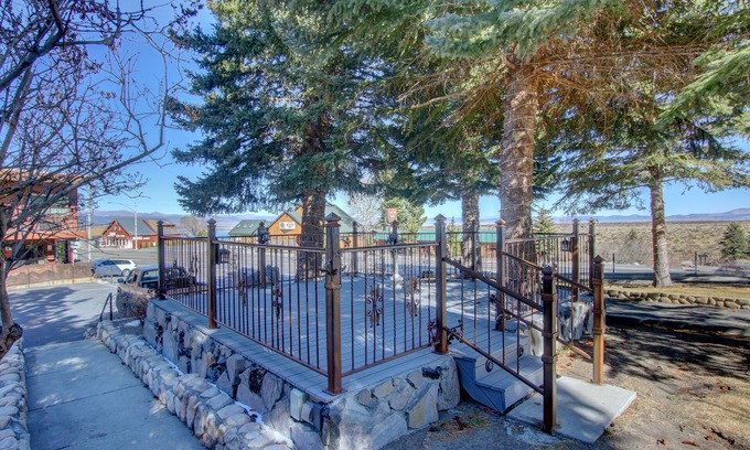 Lee Vining Hotel | Relaxing Lake View Lodge with Spa and Oceanfront Access