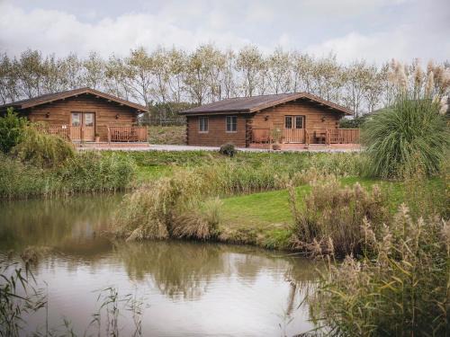Wrangle House | Scenic Lake View Lodges - 4-Star Stay with Pet-Friendly Options