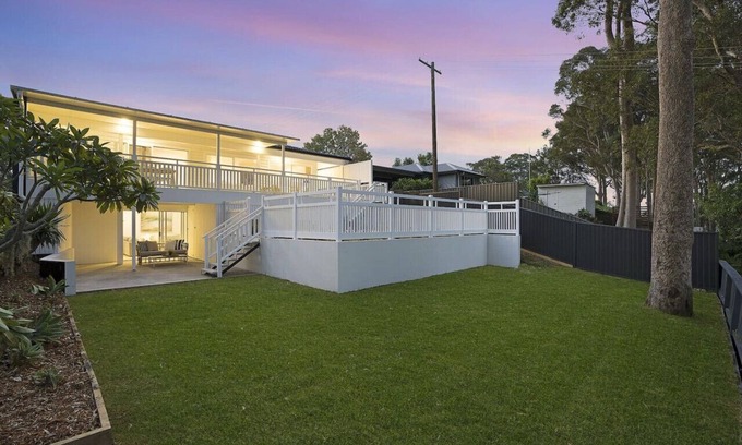 Berkeley Vale House | Lake View Luxury in the Vale