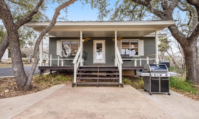 Spicewood House | Memorable Stays at Lake View with Private Beach Access