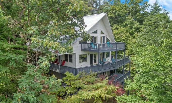 Almond House | Unforgettable Lake View Hotel Near Great Smoky Mountains
