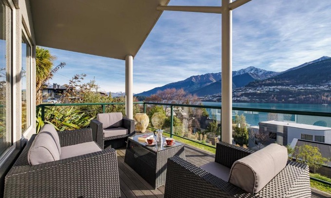 Kelvin Heights House | Unforgettable Lake Views at Lake View on Lewis, Queenstown