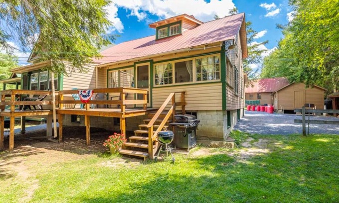 Inlet House | Scenic Lake View Cottages at Stiefvater's - Family Friendly