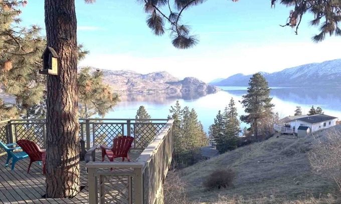 Central Okanagan House | Lake View private MAIN Suite - 2 mins drive to Beach Ave/Downtown