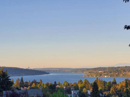 Renton House | Lake View Retreat - Private & Family-Friendly Escape