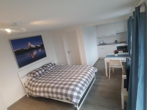 Horgen District House | Scenic Lake View Private Studio for Family Getaways