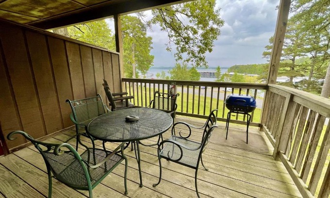 Mount Ida Hotel | Lake Ouachita Queen Room with Patio & Pet-Friendly Perks