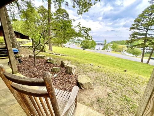 Mount Ida Hotel | Lake Ouachita View Room with Two Queens and Cozy Deck