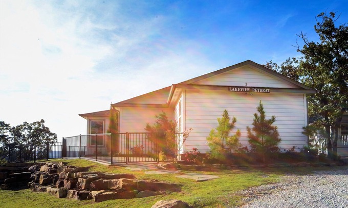 Sperry Cottage | Elegant Three Bedroom Cottage with Breathtaking Lake Views