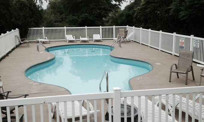 Marblehead Condo | Beautiful Lake View Retreat with Pool & Pet Friendly Amenities