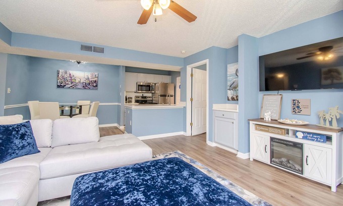 Brandon Condo | Lake View Retreat with Tennis Court and Top-Rated Amenities