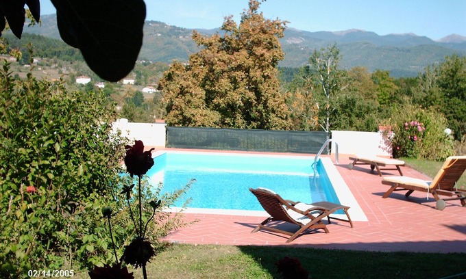 Camporgiano House | Scenic Lake View Villa in Garfagnana, Tuscany
