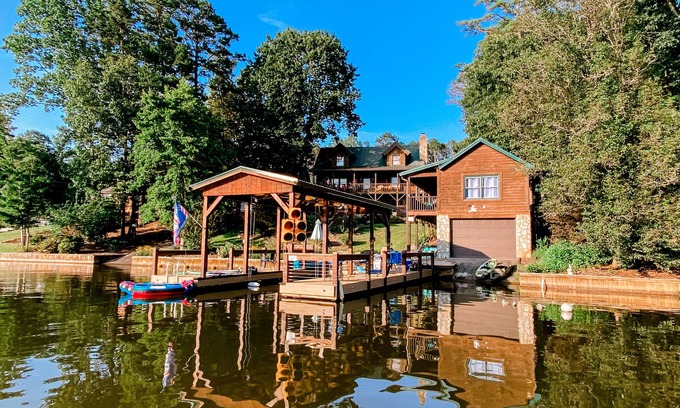 New London Cabin | Lake View Villa: 10/10 Rated with Pool, Spa & Hot Tub
