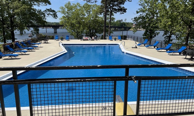 Mid America Condo | Scenic Lake View with Family-Friendly Amenities