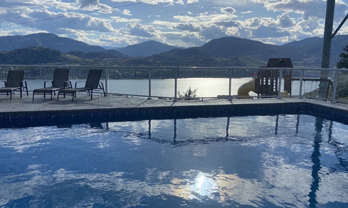 Okanagan-Similkameen Bed & Breakfast | Scenic Lakeview Retreat with Pool and Spa Amenities