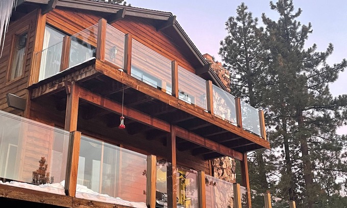 Stateline House | Tranquil Hotel with Lake Views - 10 Min to Casinos & Skiing