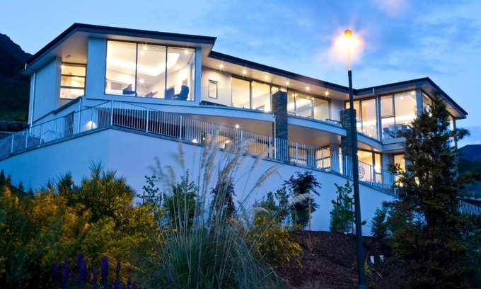 Fernhill Villa | Scenic Lake Views at Aspen House with Family-Friendly Amenities