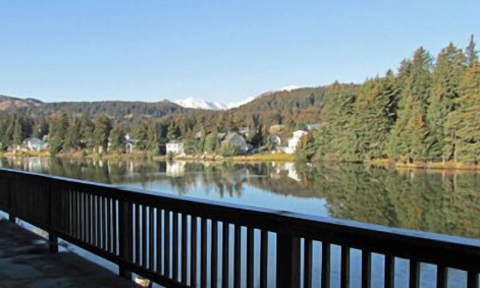 Kodiak Apartment | Experience Rugged Alaska with Scenic Lake Views & Amenities