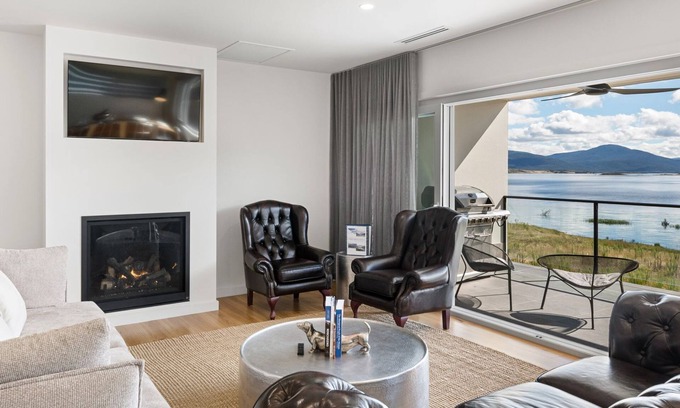 East Jindabyne House | Lake Villavista East Jindabyne: Rated 10/10 with Lake Views
