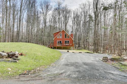 Greentown House | Relaxing Lake Wallenpaupack House with Pool Access