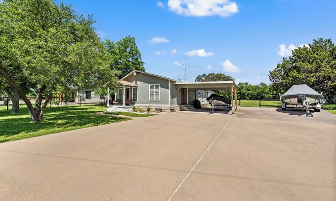 Laguna Park House | Lake Whitney 3BR getaway: family-ready, boat-friendly, Wi-Fi, fire pit