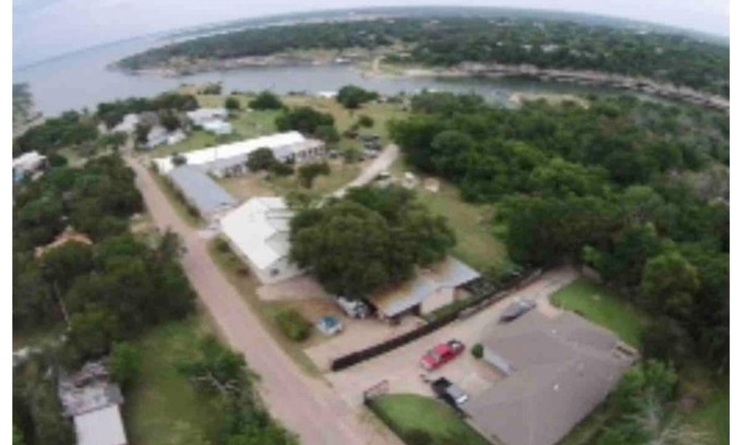 Laguna Park House | Lake Whitney Blue House: Ideal Getaway for Groups of 20