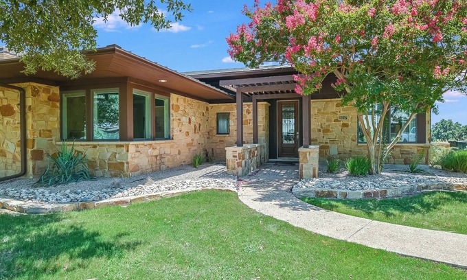 Lakecliff On Lake Travis Cottage | Serene Lakecliff Cottage with Hot Tub & Spa at Lake Travis