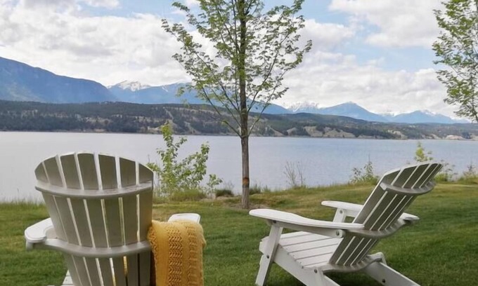 East Kootenay Resort | Lakefront Mountain View Property with Beach & Family Amenities