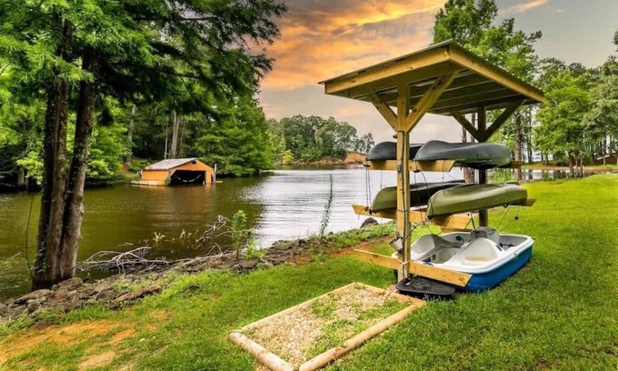 Negreet House | Explore Eden Cove: Prime Midlake Location with Kayaks