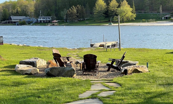 Treasure Lake House | Lakefront Retreat: 4 Bedrooms, Hot Tub and Pet Friendly