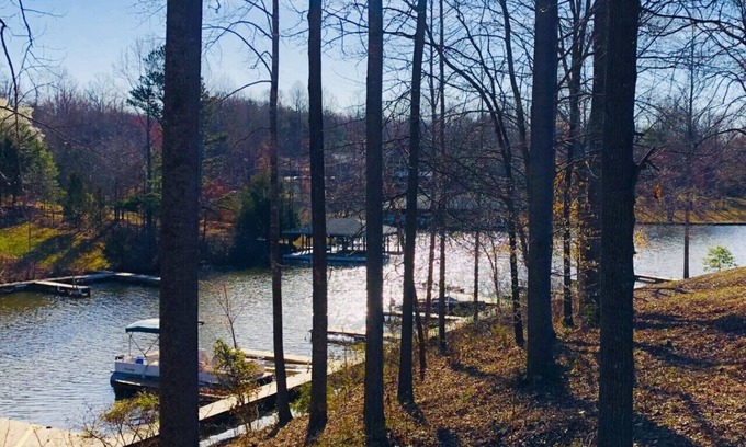 Mineral House | Lakefront 4 BR Retreat with Game Room & Breakfast Included