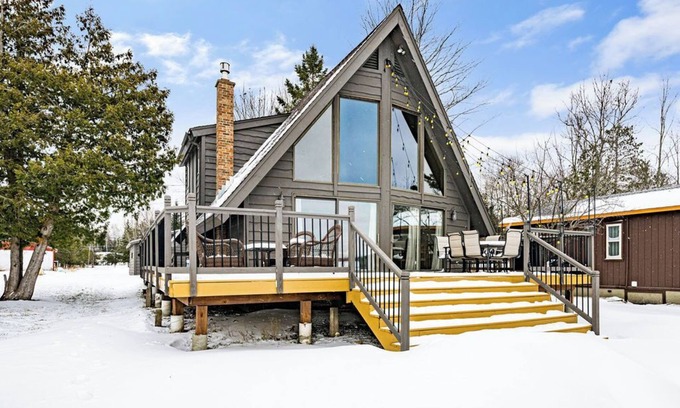 Duluth Cabin | Experience Caribouyah on the Lake: Sauna & Pontoon Rentals