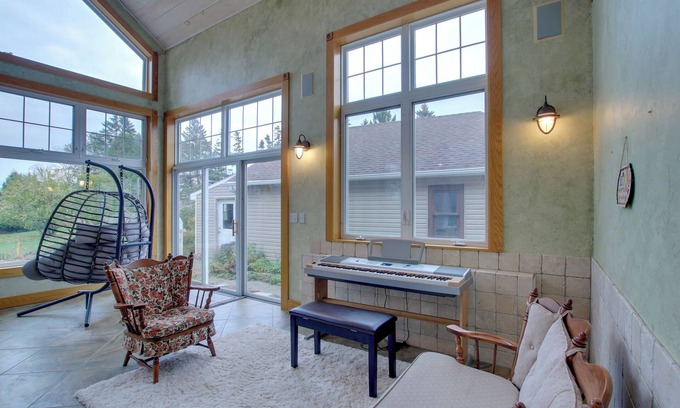 Algoma Cottage | Lakefront Retreat in Algoma with Deck, Grill & Fireplace