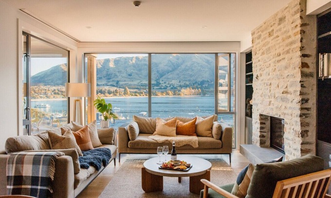 Wanaka Apartment | Lakefront Apartment with Pool, Spa & Gym Near Town