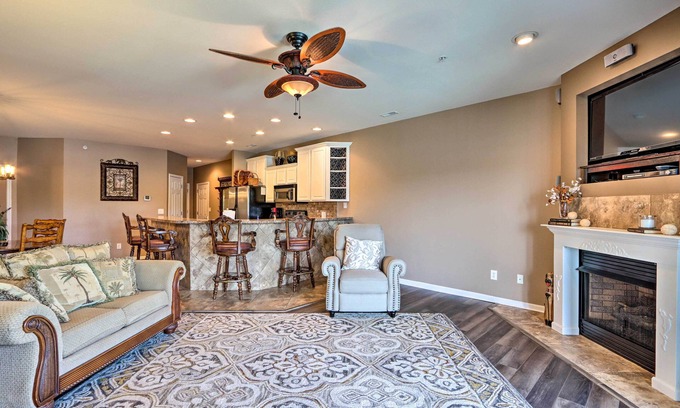 Camdenton Condo | Elegant Lakefront Condo with Pool Access and Balcony Views