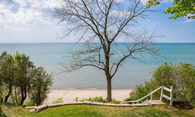 Dashwood Cottage | Lakefront Bliss with Private Beach n Sleeps 10