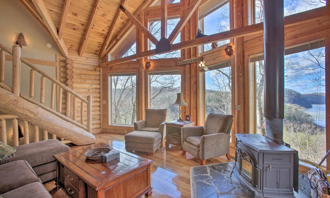 Albany Cabin | Relaxing Lakefront Cabin Minutes from Wolf River Marina