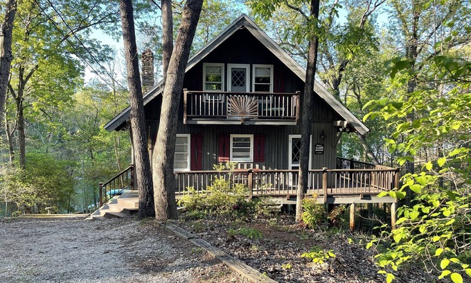 Reed Creek Cabin | Serene Lakefront Cabin with Pool & Kitchen on Lake Hartwell
