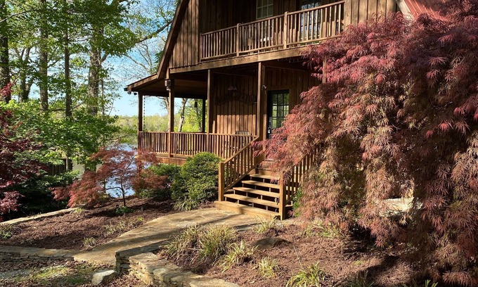 Roxboro House | Idyllic Lakefront Cabin on Hyco Lake with Pool & Breakfast
