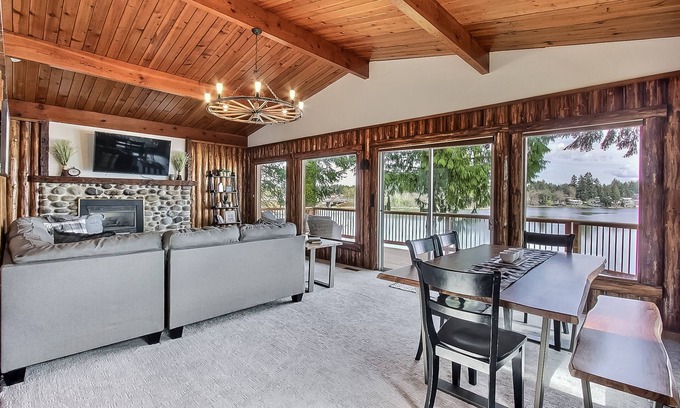 East Olympia Cabin | Experience Lakefront Cabin with Hot Tub & Game Room