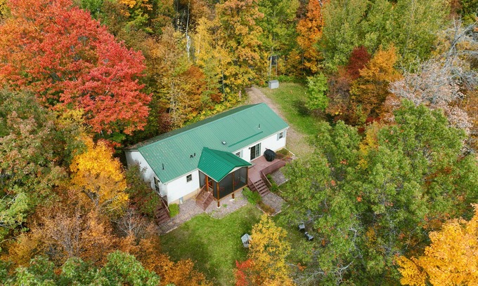 Birchwood Cabin | Lakefront Cabin with Screened Deck & Boat Rentals!