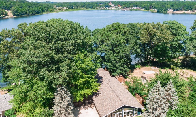 Cassopolis House | Beautiful Lakefront Cedar Lodge with Wheelchair Access & Spa