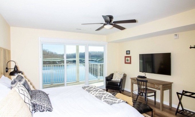 Osage Beach Condo | Scenic Lakefront Condo with Pool and Park Views