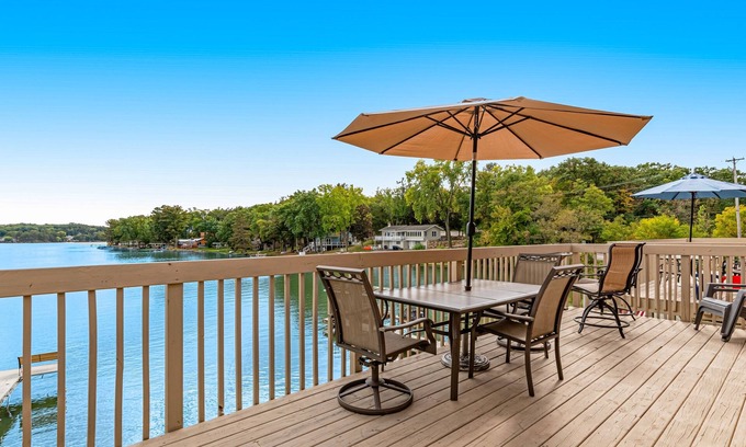 Lake Delton House | Scenic Lakefront Condo with Deck and Private Beach Access