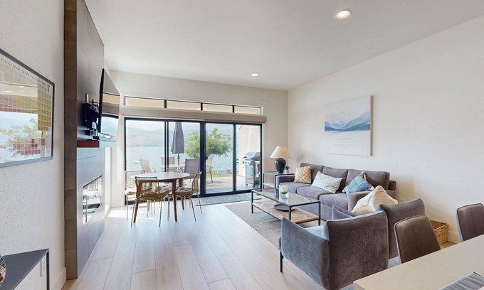 Chelan Condo | Lakefront Condo with Mountain Views & Inviting Amenities