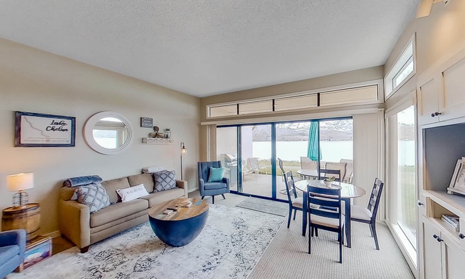 Chelan Condo | Lakefront Condo with Hot Tub, Beach Access & Shared Pools