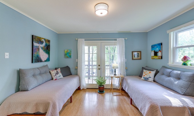 Beaver Cottage | Charming Lakeside Cottage Near Little Golden Gate Bridge