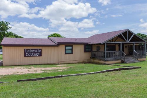 Mead House | Tranquil Lakefront Cottage - 4-Star Family-Friendly Retreat
