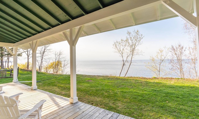 South Butler House | Lakefront Cottage: Ideal Retreat with Ocean and Lake Views