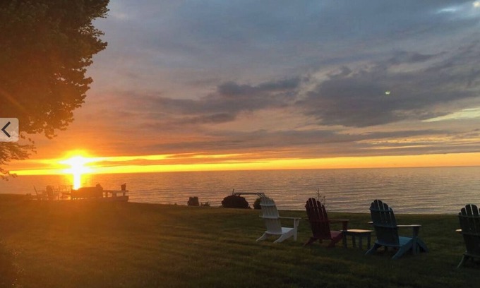 Geneva House | Unforgettable Lakefront Cottage: Pet-Friendly & Family Ready